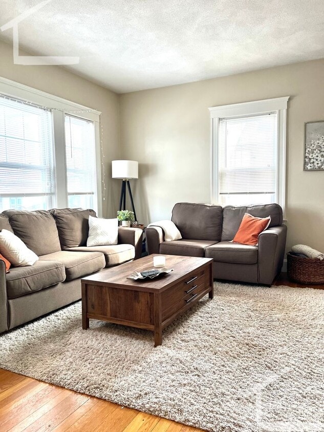 9/1 No Fee! Oversized Brighton 3BR apartment w/parking! - 9/1 No Fee! Oversized Brighton 3BR apartment w/parking!