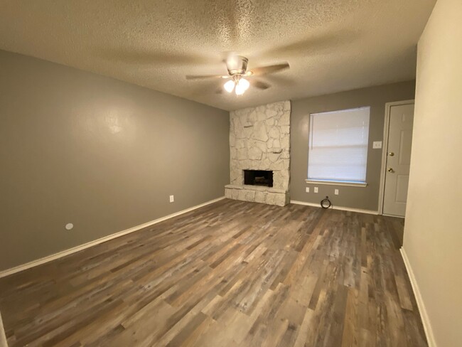 Building Photo - 2 bedroom 1.5 bath townhome