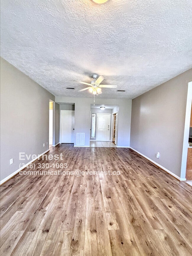 Building Photo - Charming 3-Bedroom Home with Spacious Yard...