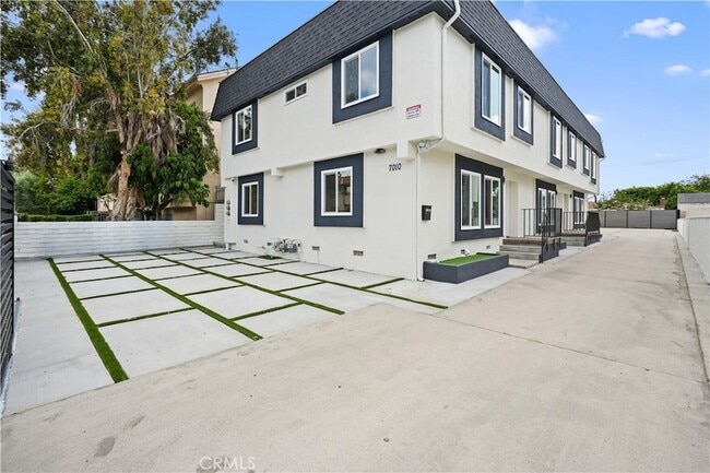 Building Photo - 7010 Lennox Ave