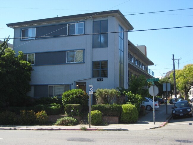 Building Photo - 743 Oakland Ave