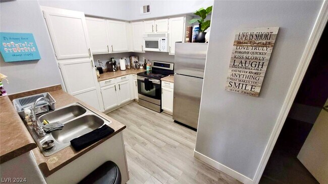 Building Photo - 7255 W Sunset Rd