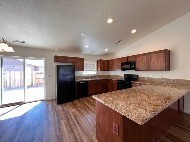 Building Photo - Beautiful 4-bedroom home located in Saddle...