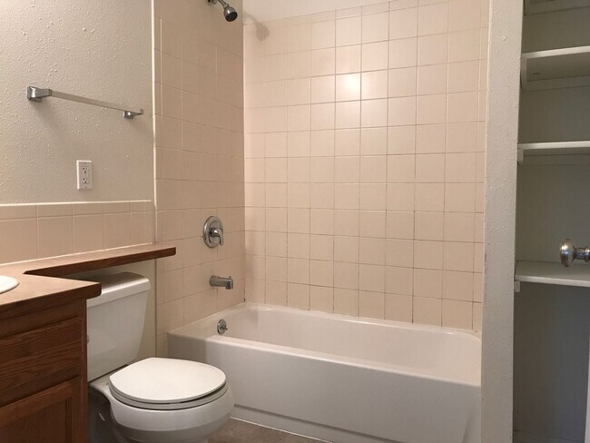 Foto del edificio - 7011 N Market St