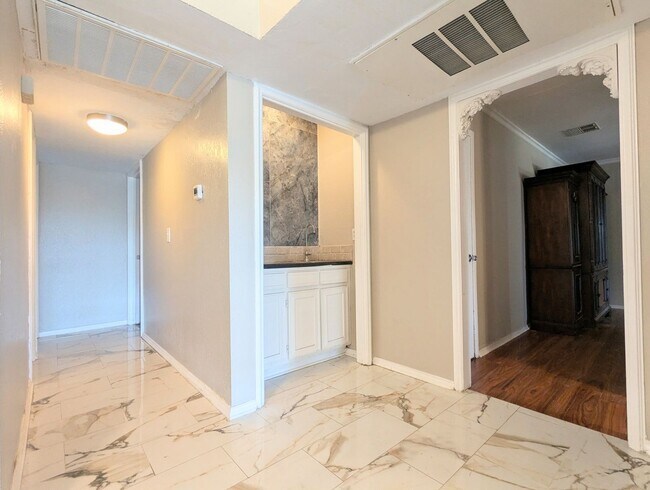 Building Photo - 5916 N Pennsylvania Ave