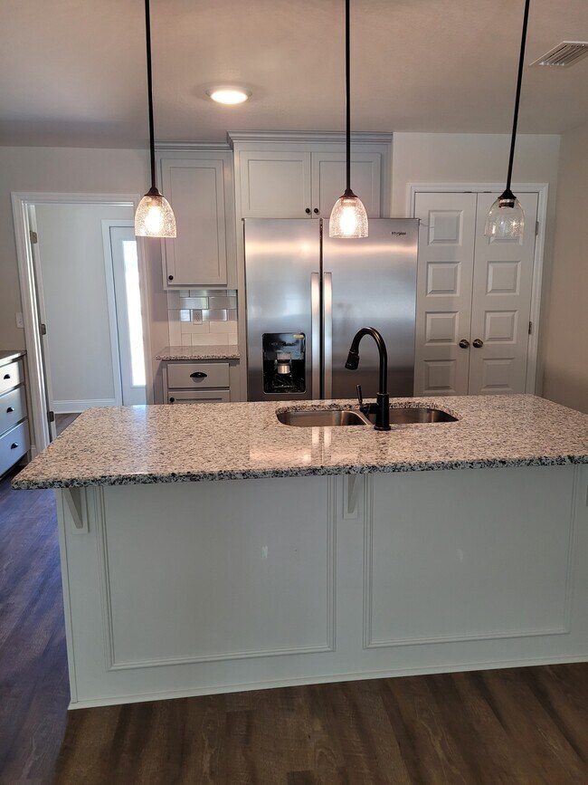 Foto del edificio - 4115 Little Viking Rd