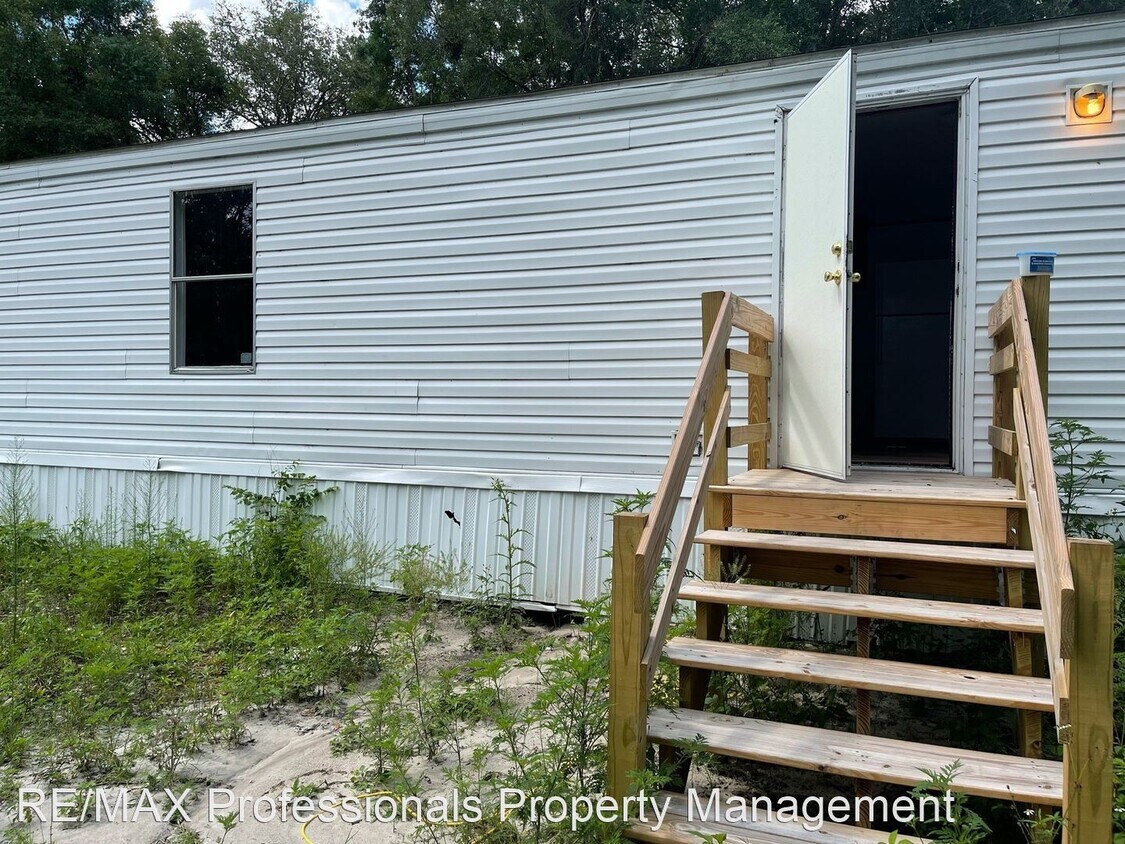 2 br, 1 bath House 22912 NW 62nd Avenue House Rental in Alachua, FL