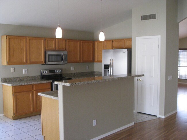 Building Photo - 1562 W Linda Ln