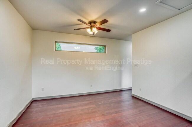 Foto del edificio - 3502 Longwood Dr