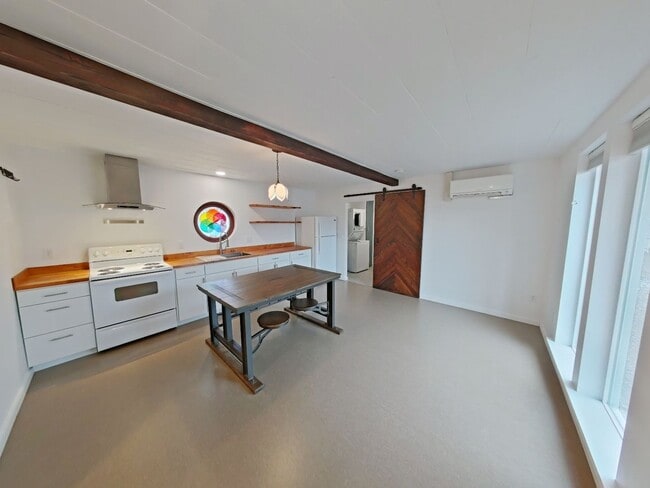 Building Photo - Lovely Remodeled 2 Bedroom Home in the hea...