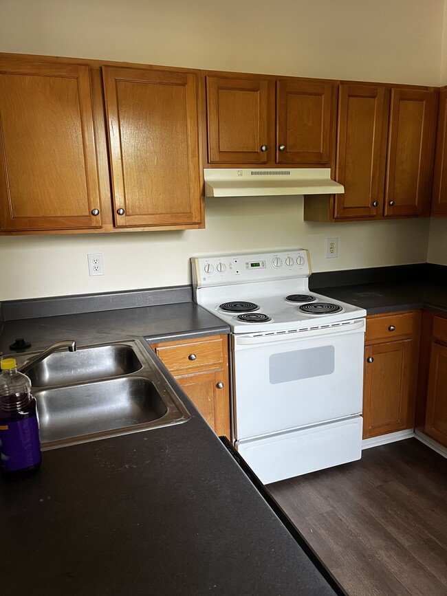 Building Photo - 290 Riverbend Dr