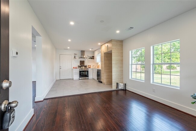 Building Photo - 727 Park Dr