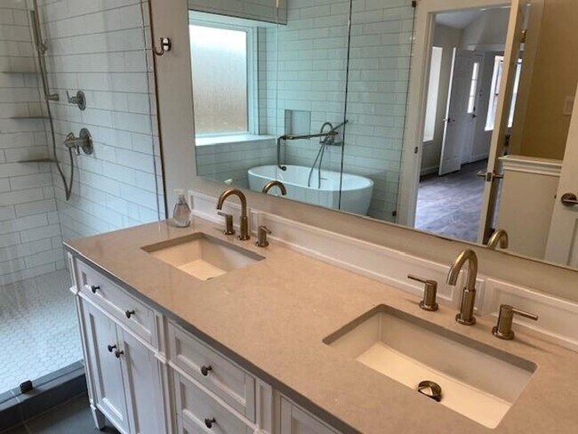 Foto del edificio - ***FOR 16-18 MONTH LEASE WILL REDUCE TO $2895***