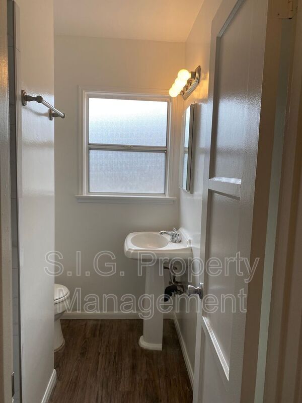 Building Photo - 10115 Haines Canyon Ave