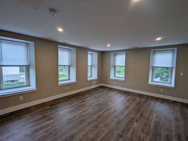 Sala de estar renovada - 144 N Main St