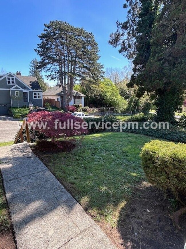Foto del edificio - Vintage 3 BD 2 BA Admiral Charmer! Huge Deck/Garage!