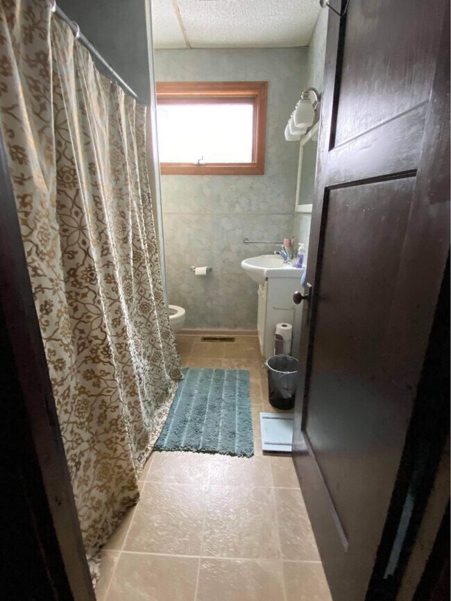 1st floor bath - 1130 Washington St