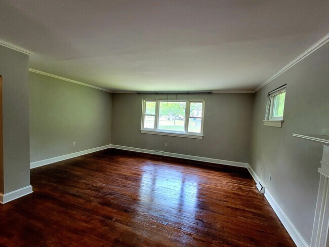 Building Photo - 20 N Garden Cir