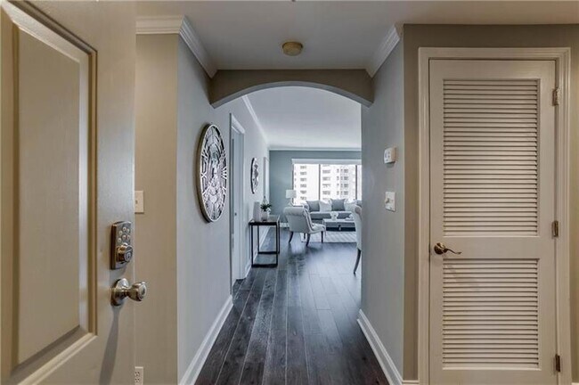 Foto del edificio - 3481 Lakeside Dr NE