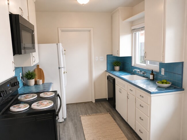 Foto del edificio - 2044-2046 Mayfair Dr W