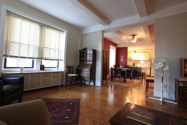 Sala de estar con vista al patio del edificio. - 50 Glenwood Ave