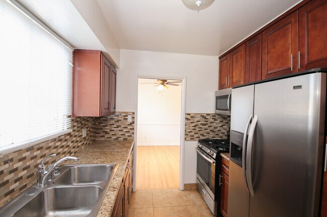 Building Photo - 1033 S Holt Ave