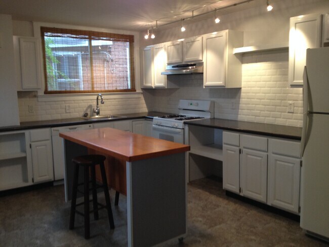 Building Photo - 4160 Osceola St