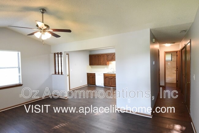 Building Photo - 117 SE Greystone Dr
