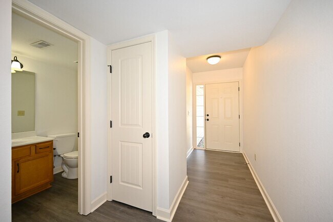 Foto del edificio - 2 bedroom, 2.5 baths townhouse with 1 car garage in Oak Valley Estates!