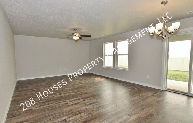 Building Photo - Spacious Home w/Open Floor-Plan