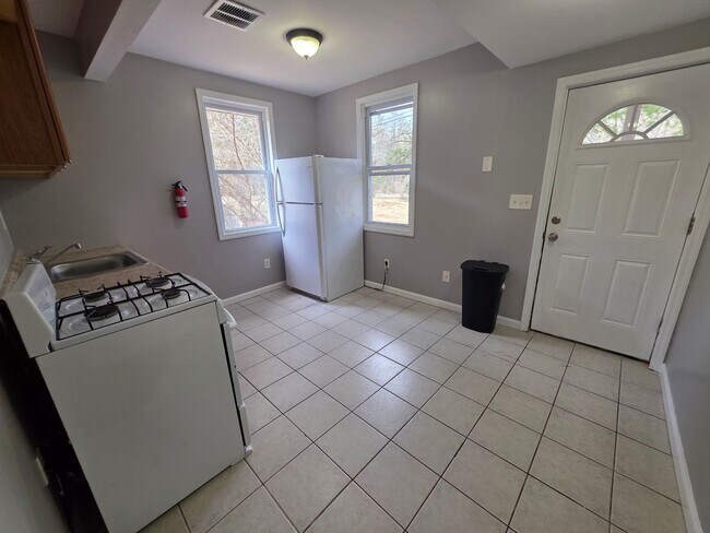 Building Photo - 2 Bed 1 Bath Apartment In Loch Sheldrake