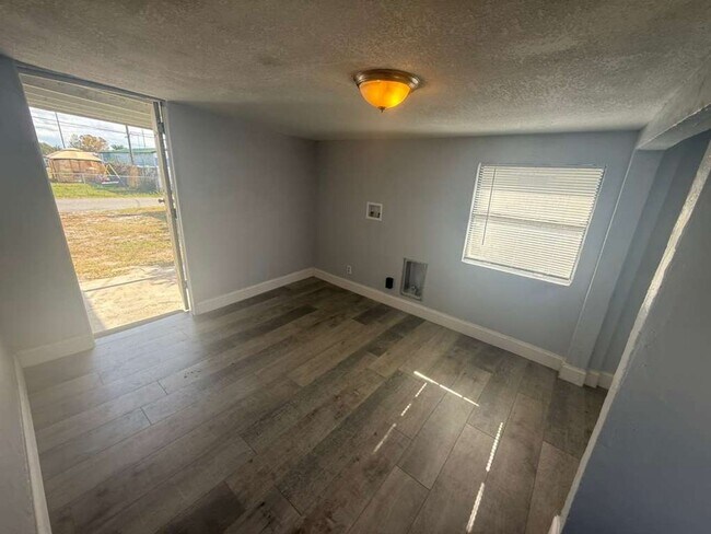 Building Photo - Lakeland 2/1 House  Apply for FREE This Holiday Season!