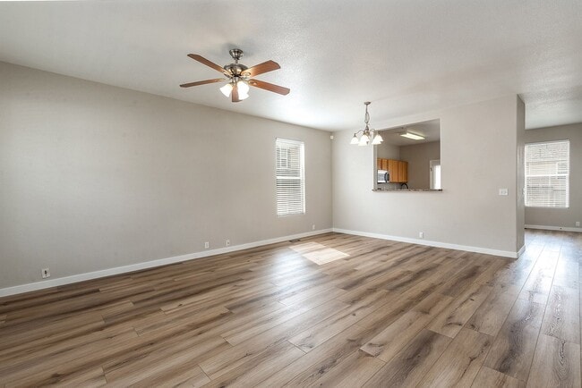 Building Photo - Stunning Townhouse for Rent