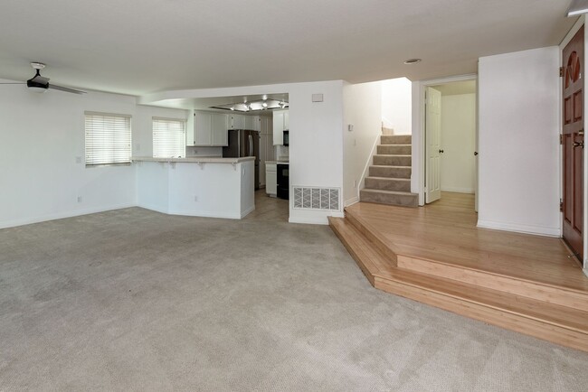Building Photo - Convenient, Spacious Townhome for Rent in ...