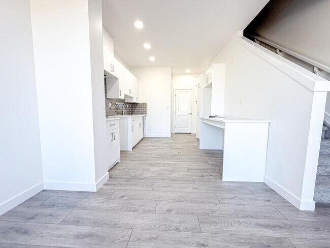 Building Photo - 3.0 bedroom in Edmonton Alberta T6W 5G4