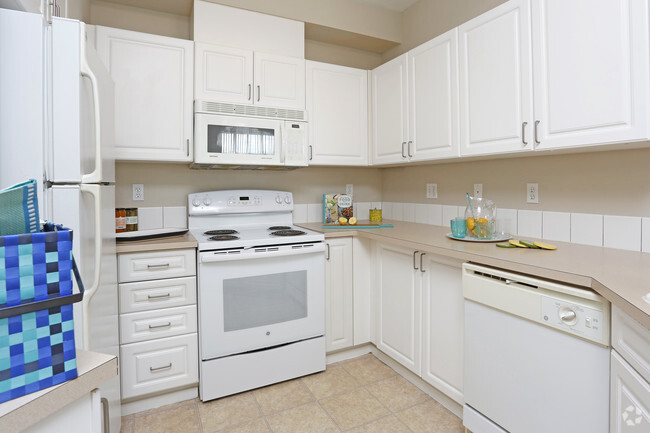 Modern, light, bright kitchen - Metropolitan Collection Apartments