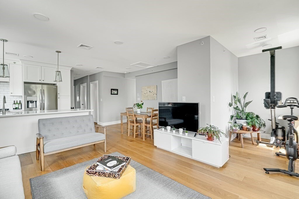 Primary Photo - 19 Plymouth St