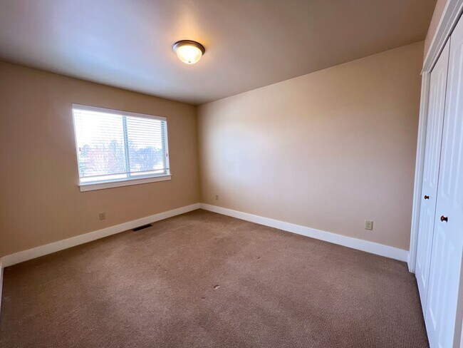 Foto del edificio - 3-Bedroom Townhome with Double Garage & Private Fenced Yard