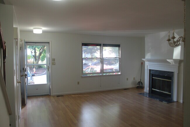 Foto del edificio - 120 Eaglesmere Cir