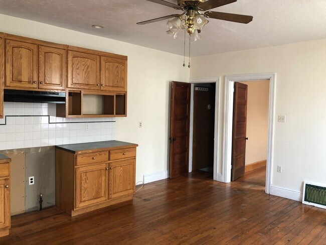 Building Photo - 5 br, 1 bath House - 18 N. ALBEMARLE STREET