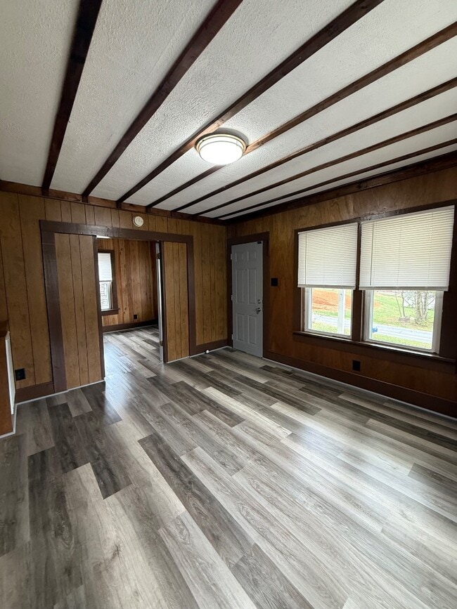 Building Photo - 221 Valley Pike Rd