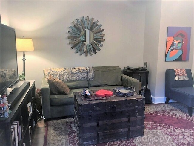 Foto del edificio - 2728 Holt St