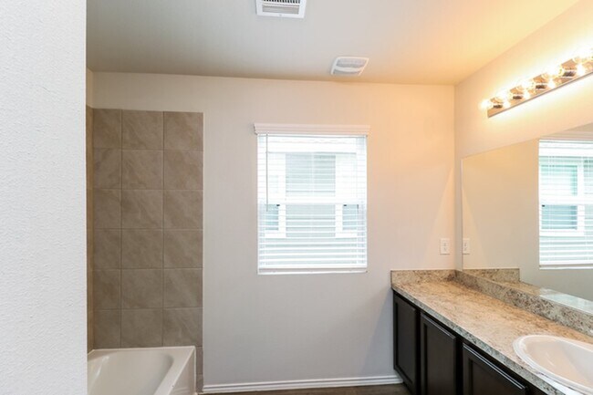 Building Photo - 2722 Madison Ct