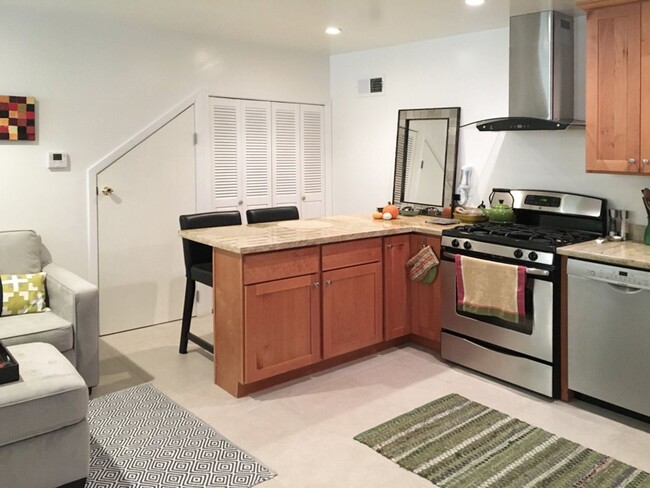 Building Photo - 1 br, 1 bath House - 108A Kipling Drive
