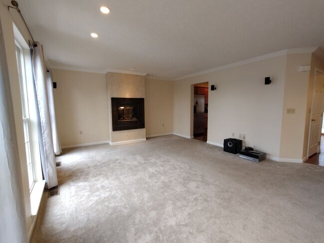 Building Photo - Large 3 Bedroom 2.5 Bathroom Townhouse wit...
