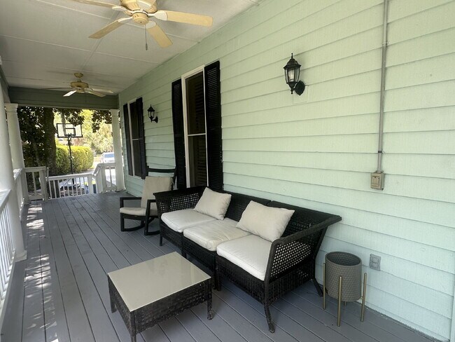Building Photo - Moss Creek Home with a Gorgeous Water View!
