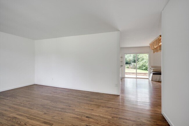 Foto del edificio - 2435 Forest Park Rd