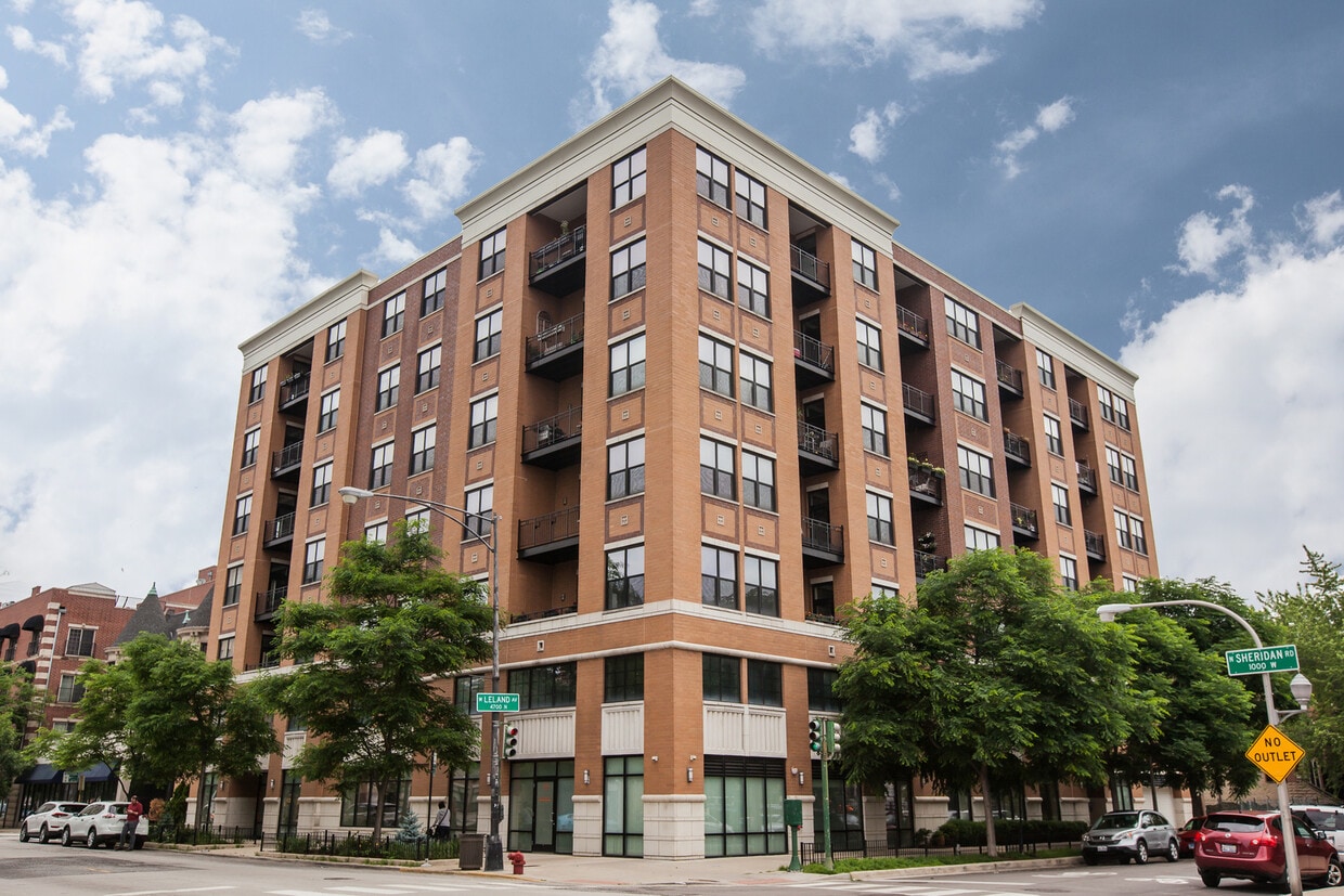 Primary Photo - 950 W Leland Ave