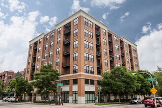 Building Photo - 950 W Leland Ave