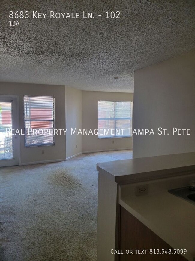 Foto del edificio - 8683 Key Royale Ln